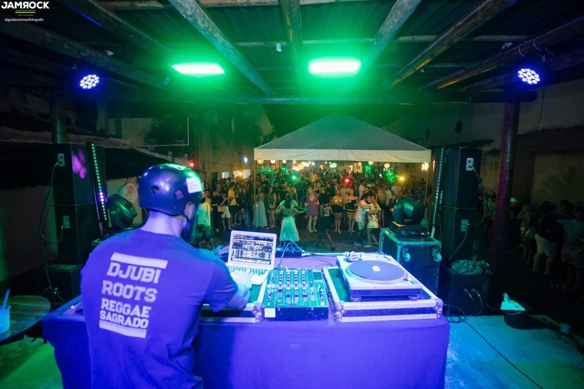 Jubi Roots diante do público durante apresentação no JamRock